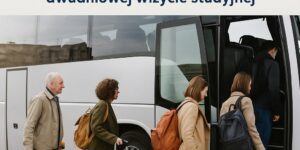 osoby z walizkami wsiadające do autobusu