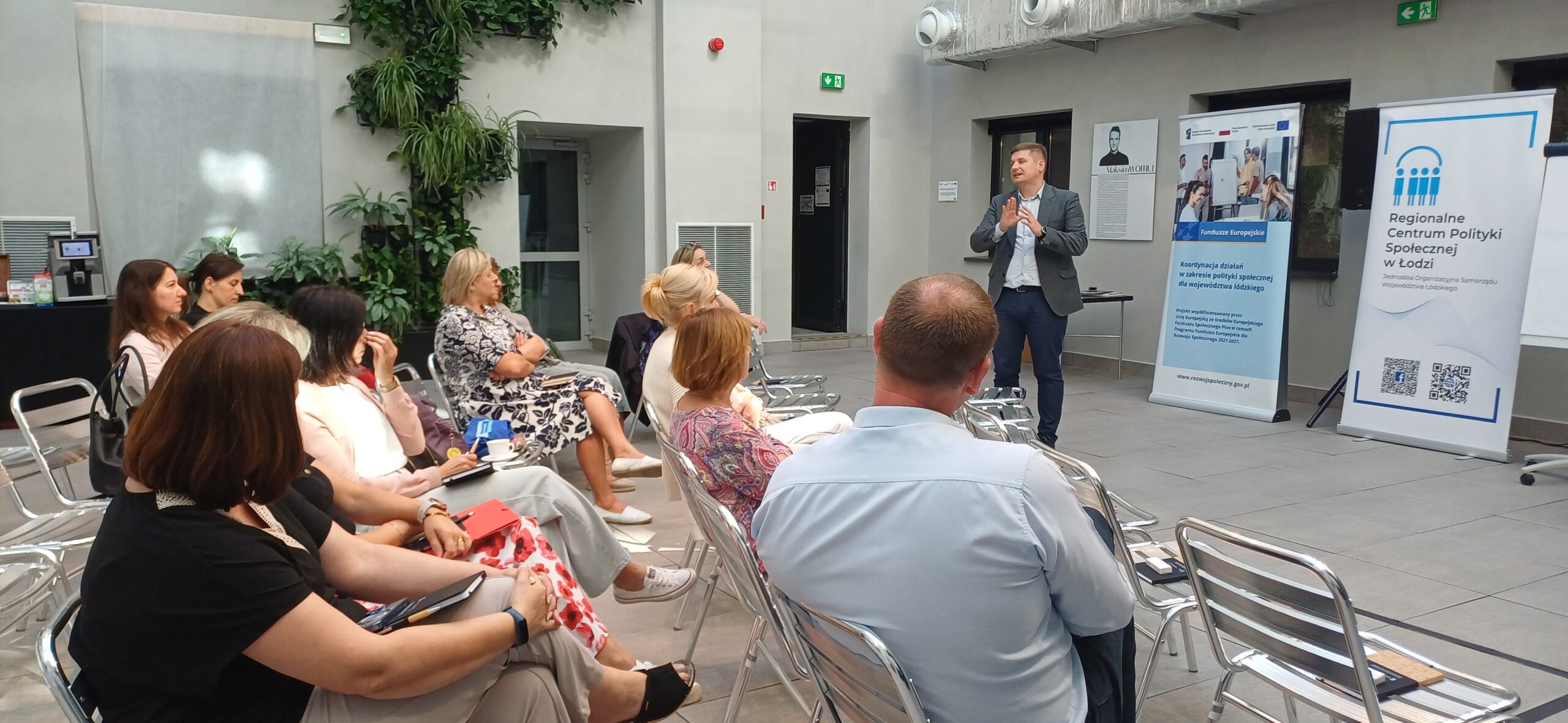 Uczestnicy spotkania wraz z trenerem