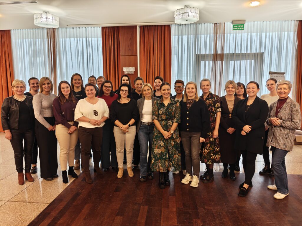 zdjęcie grupowe uczestniczek warsztatów LPDI