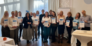 grupa uczestniczek szkolenia pozuje do zdjęcia