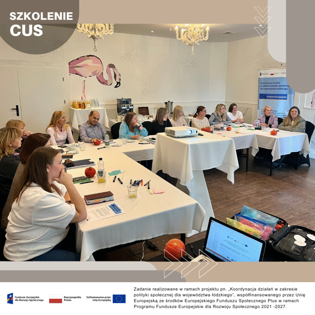 osoby uczestniczące w szkoleniu CUS siedzą przy stołach w sali szkoleniowej, słuchają prowadzącego i robią notatki. Na stołach widoczne są materiały szkoleniowe, owoce oraz rzutnik