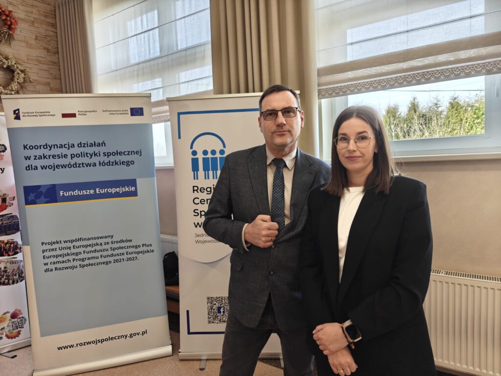 dwie osoby pozują przed banerami RCPS