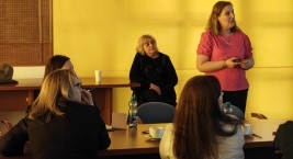 uczestniczki słuchają wykładowcy  