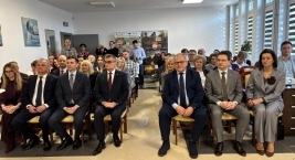 grupa osób wsłuchanych w przemówienie 