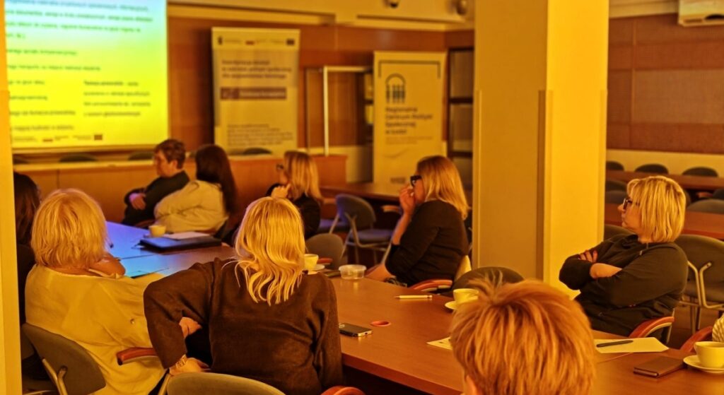 uczestniczki wpatrzone w prezentacje  