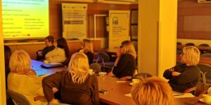 uczestniczki wpatrzone w prezentacje