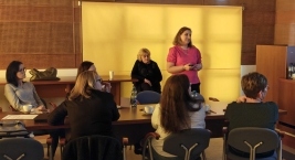 uczestniczki słuchają wykładowcy  