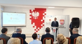 osoba przemawia do publiczności 