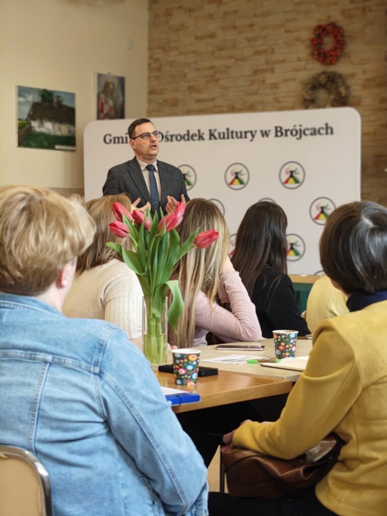 osoby wsłuchane w trenera prowadzącego 