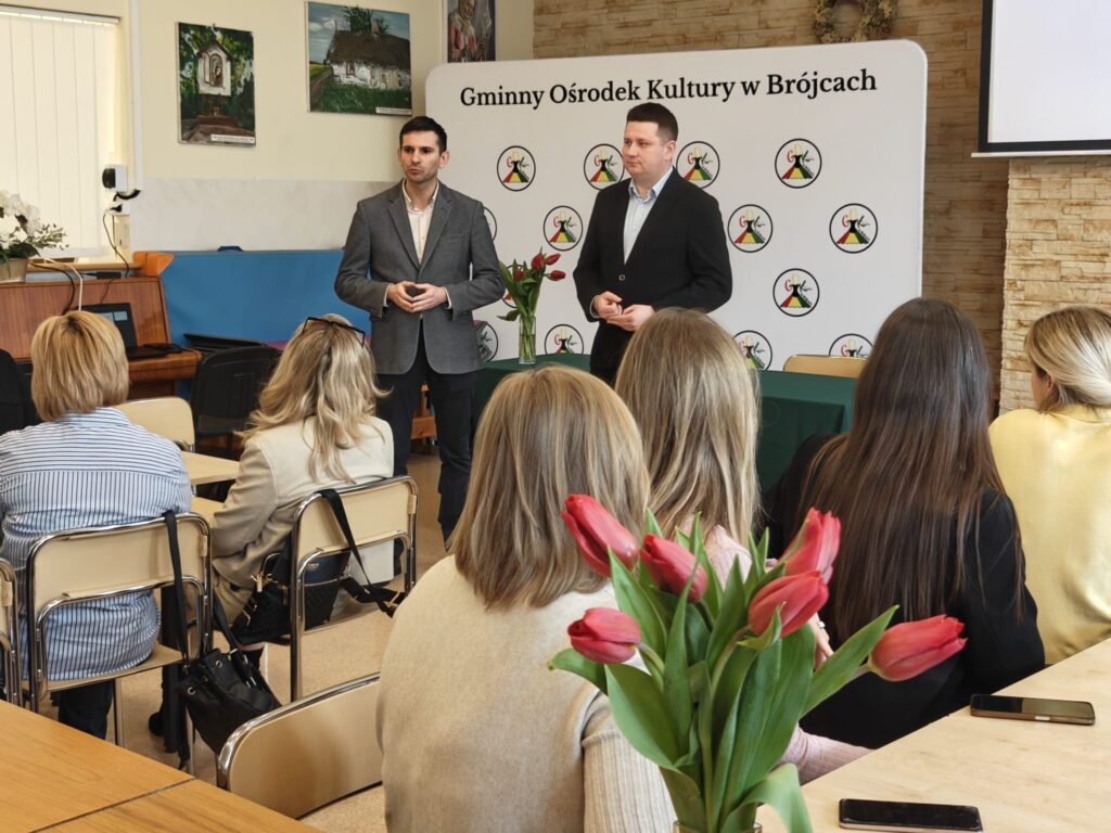 osoby wsłuchane w wypowiedź dwóch mężczyzn