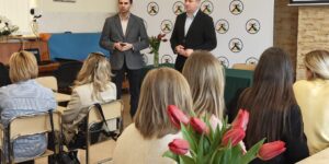 osoby wsłuchane w wypowiedź dwóch mężczyzn