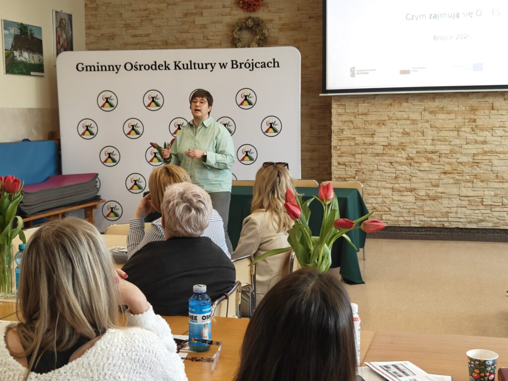 osoby wsłuchane w wypowiedź kobiety