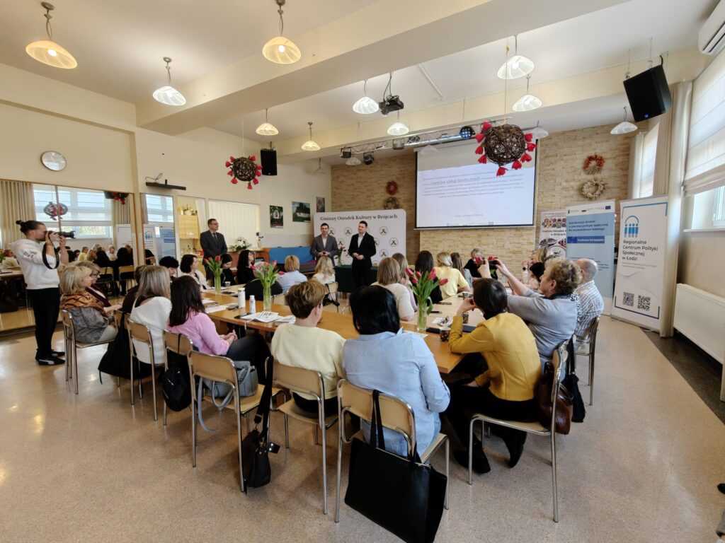 uczestnicy siedzący w sali wykładowej