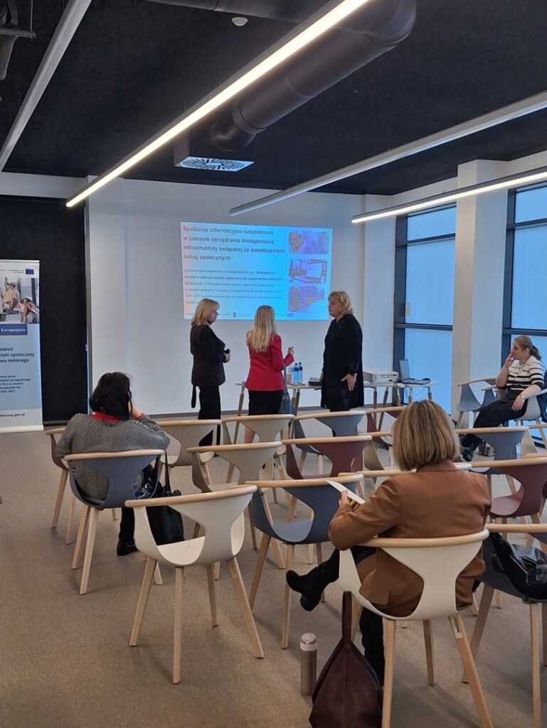 Uczestnicy słuchają prowadzącej spotkanie. 