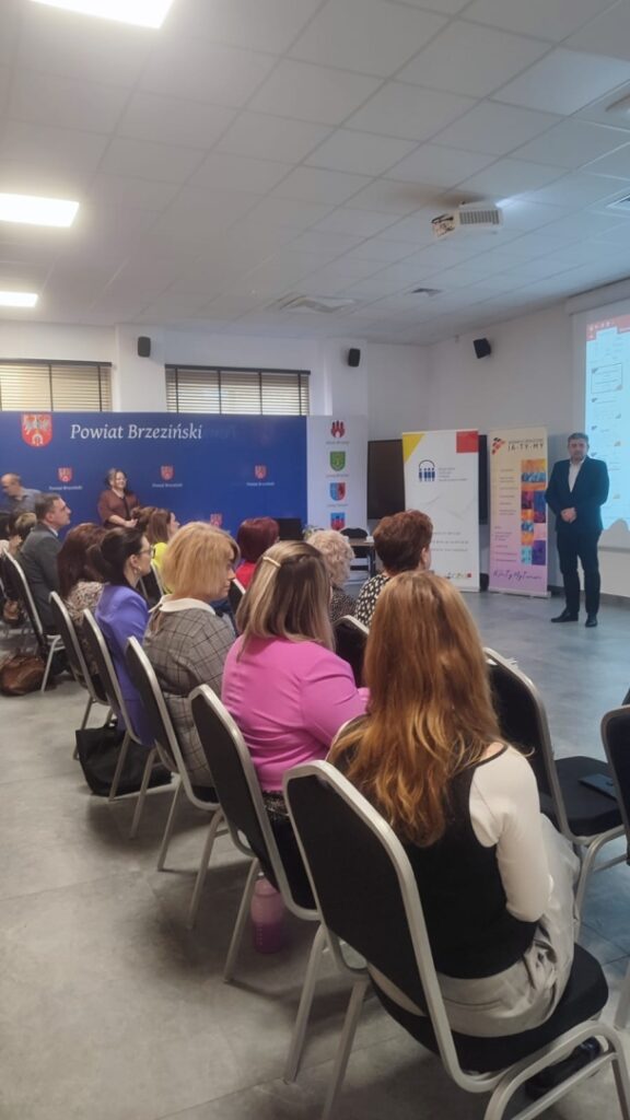 uczestnicy słuchają prelekcji