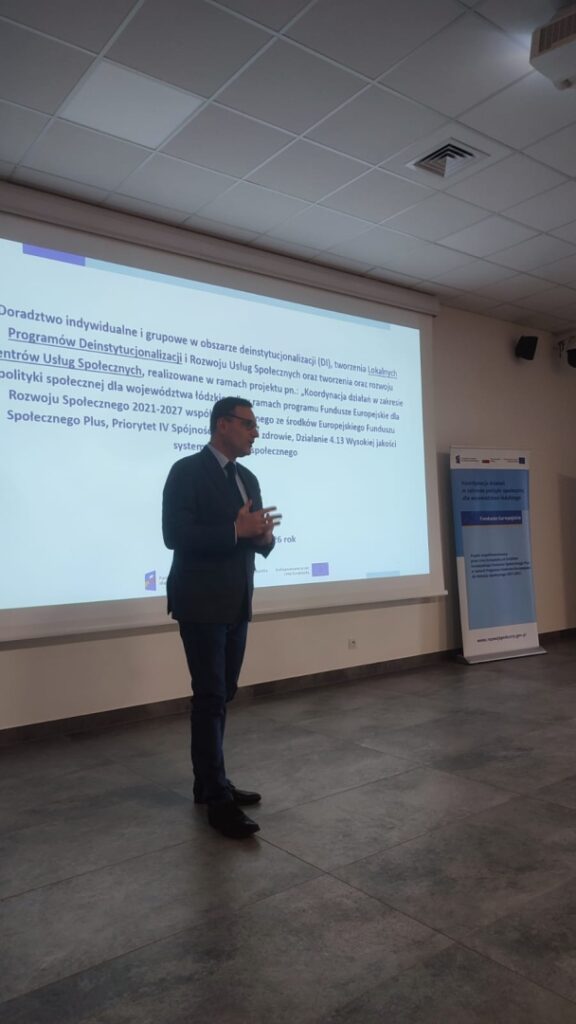 mężczyzna na tle prezentacji