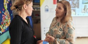 dyskusja uczestniczki z prowadzącą spotkanie