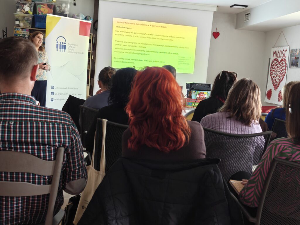 uczestnicy słuchają prowadzącą spotkanie