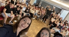 Dwie kobiety robią selfie przed dużym tłumem ludzi