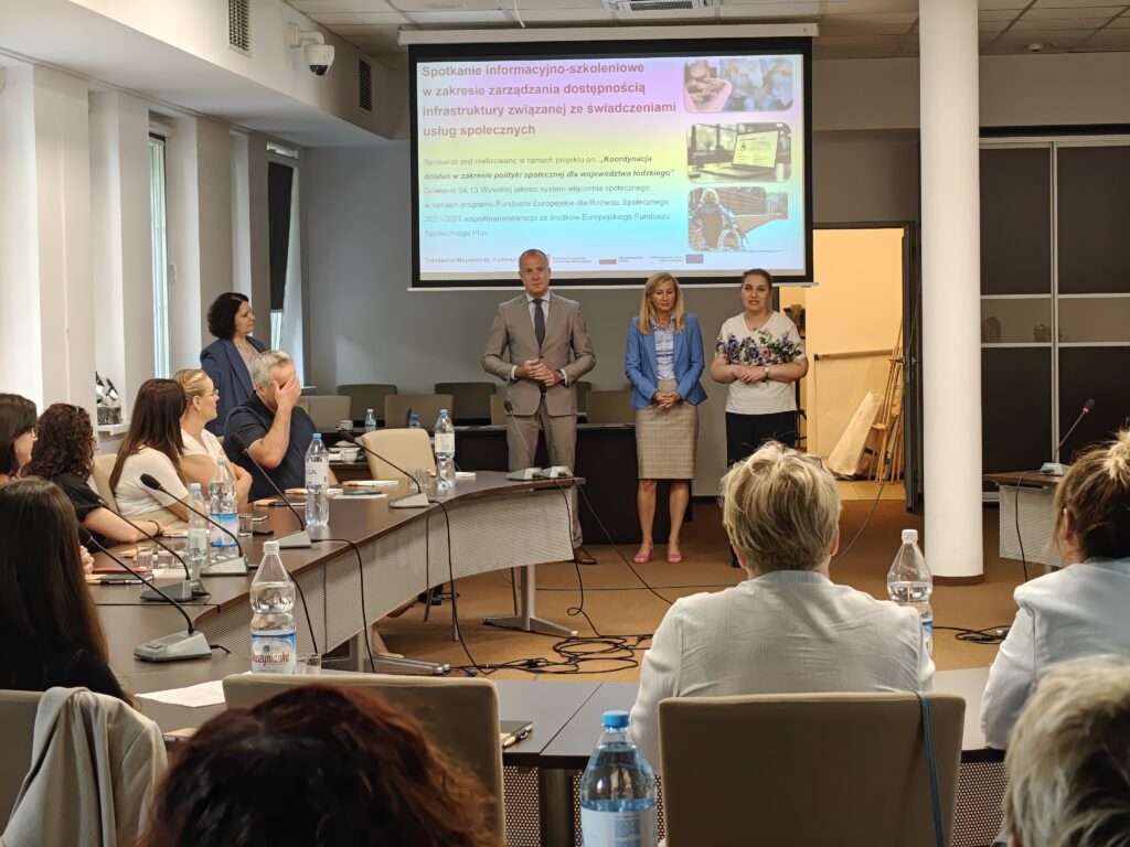 grupa ludzi wsłuchana w osoby rozpoczynające spotkanie