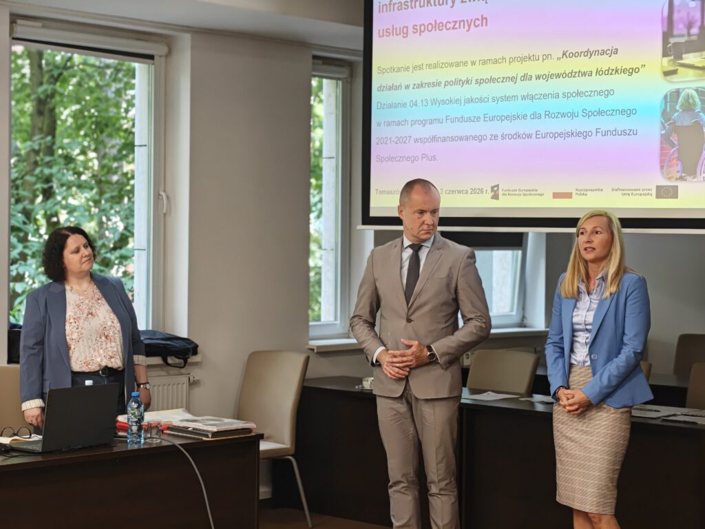 trzy osoby rozpoczynają spotkanie