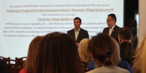 dwie osoby przemawiają na początku spotkania