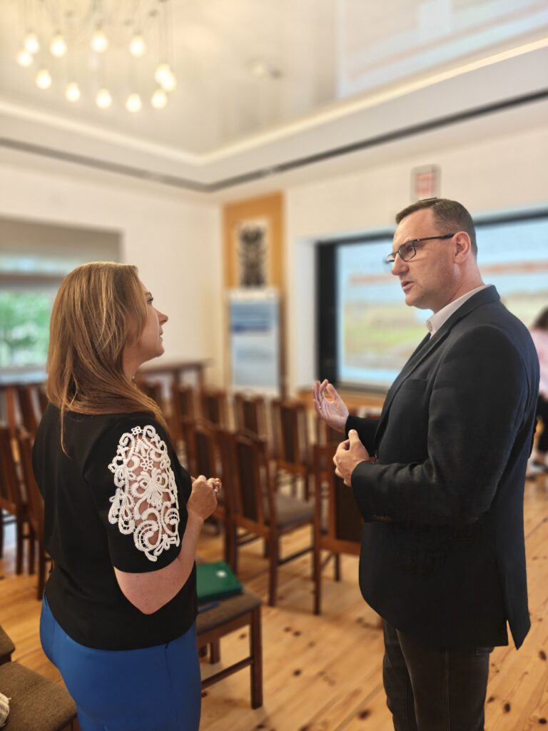 kobieta i mężczyzną rozmawiają ze sobą